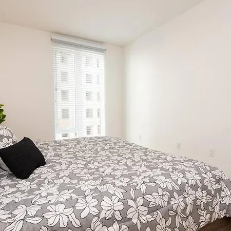 Comfy Apt With Pool & Hot Tub In Downtown La'